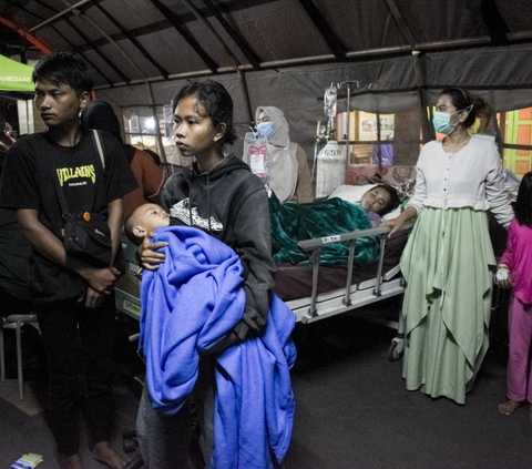 Gempa yang terjadi di Kabupaten Sumedang pada tanggal 31 Desember 2023 telah menyebabkan kerusakan pada puluhan rumah warga. Selain itu, sebanyak 331 pasien dari RSUD Sumedang, terdiri dari 248 pasien rawat inap dan 83 pasien IGD, dievakuasi ke halaman gedung dan lima tenda yang didirikan di jalan raya.