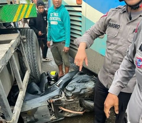 Police Sacrifice Motorbike to Block Bus, Earns Praise