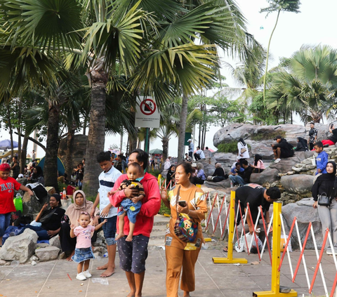 FOTO:  Pengunjung Taman Impian Jaya Ancol Membludak hingga 118.000 Wisatawan saat Libur Tahun Baru 2024