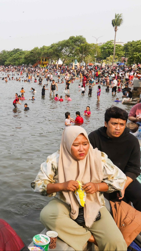 FOTO:  Pengunjung Taman Impian Jaya Ancol Membludak hingga 118.000 Wisatawan saat Libur Tahun Baru 2024