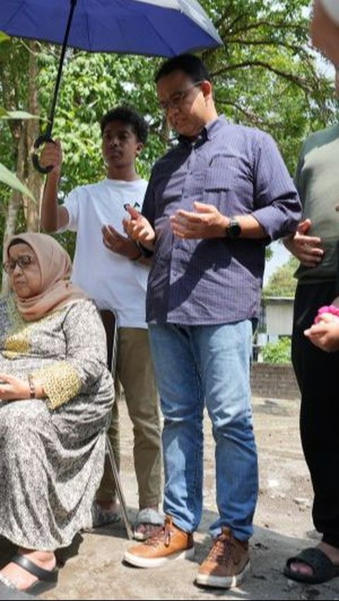 Anies Ziarah ke Makam Ayahnya, Teringat Pesan Agar Tidak Takut Diomongin Orang