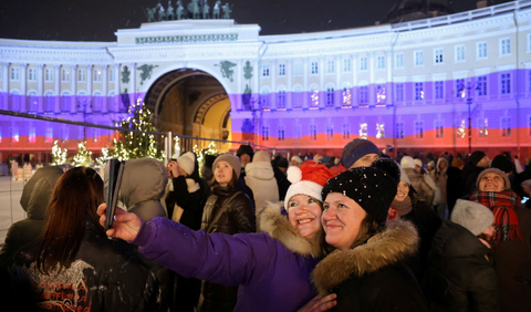 Negara-negara di seluruh dunia telah merayakan malam pergantian tahun 2023 menuju 2024 dengan penuh semarak dan kegembiraan. Dari pesta kembang api yang spektakuler hingga perayaan budaya yang unik ini telah menawarkan pengalaman tak terlupakan bagi semua orang yang menyaksikan. Berikut adalah beberapa negara dengan perayaan pesta malam Tahun Baru 2024 yang menarik perhatian: