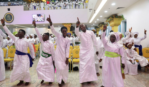 Negara-negara di seluruh dunia telah merayakan malam pergantian tahun 2023 menuju 2024 dengan penuh semarak dan kegembiraan. Dari pesta kembang api yang spektakuler hingga perayaan budaya yang unik ini telah menawarkan pengalaman tak terlupakan bagi semua orang yang menyaksikan. Berikut adalah beberapa negara dengan perayaan pesta malam Tahun Baru 2024 yang menarik perhatian: