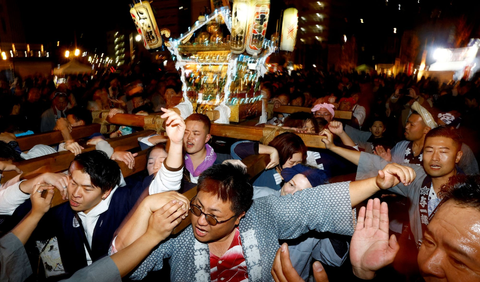 Negara-negara di seluruh dunia telah merayakan malam pergantian tahun 2023 menuju 2024 dengan penuh semarak dan kegembiraan. Dari pesta kembang api yang spektakuler hingga perayaan budaya yang unik ini telah menawarkan pengalaman tak terlupakan bagi semua orang yang menyaksikan. Berikut adalah beberapa negara dengan perayaan pesta malam Tahun Baru 2024 yang menarik perhatian: