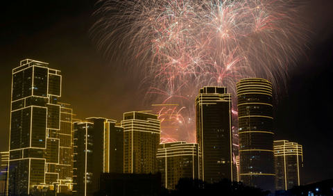 Negara-negara di seluruh dunia telah merayakan malam pergantian tahun 2023 menuju 2024 dengan penuh semarak dan kegembiraan. Dari pesta kembang api yang spektakuler hingga perayaan budaya yang unik ini telah menawarkan pengalaman tak terlupakan bagi semua orang yang menyaksikan. Berikut adalah beberapa negara dengan perayaan pesta malam Tahun Baru 2024 yang menarik perhatian: