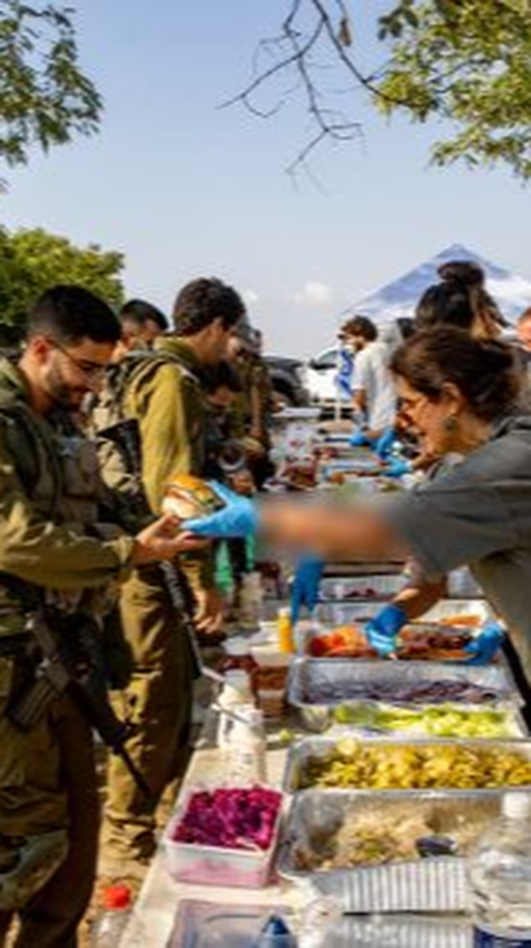 Tentara Israel mendapat sumbangan makanan dari warga Israel.