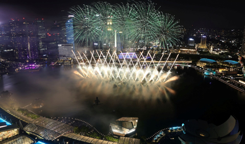 Negara-negara di seluruh dunia telah merayakan malam pergantian tahun 2023 menuju 2024 dengan penuh semarak dan kegembiraan. Dari pesta kembang api yang spektakuler hingga perayaan budaya yang unik ini telah menawarkan pengalaman tak terlupakan bagi semua orang yang menyaksikan. Berikut adalah beberapa negara dengan perayaan pesta malam Tahun Baru 2024 yang menarik perhatian: