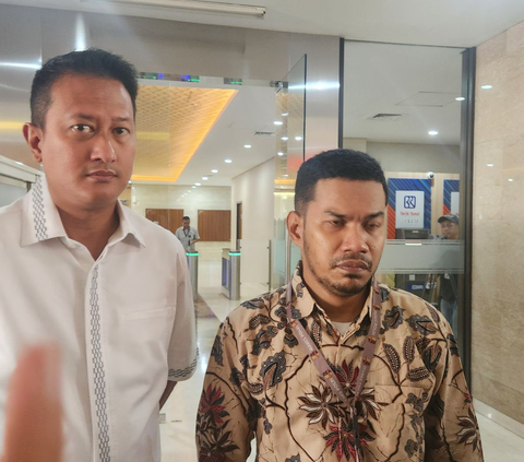 Bareskrim Polri mengusut laporan terhadap Pakar Telematika Roy Suryo. Roy Suryo dilaporkan karena menuding Gibran Rakabuming Raka memakai alat bantu saat debat Cawapres.