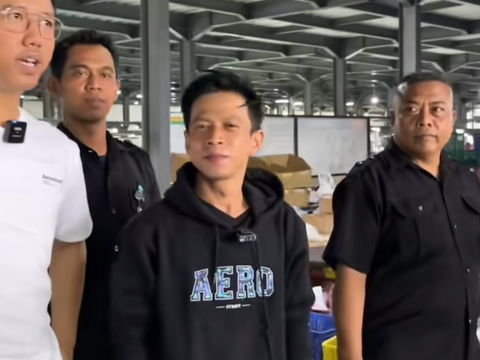 Momen Kocak 1 Pabrik Kena Prank Ariel KW, Karyawan Wanita Sampai Berebut Foto & Nyanyi Bareng