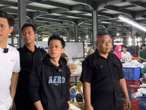 Momen Kocak 1 Pabrik Kena Prank Ariel KW, Karyawan Wanita Sampai Berebut Foto & Nyanyi Bareng