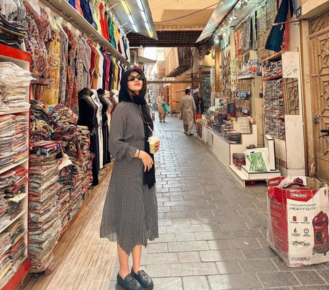 7 Potret Aaliyah Massaid di Dubai, Pakai Midi Dress Anggun Banget