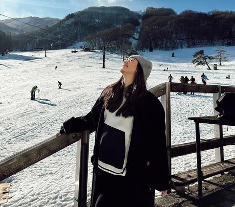 10 Potret Bumil Cantik Jessica Mila di Jepang, Mesra Bareng Suami & Bagai Bestie sama Mama Mertua