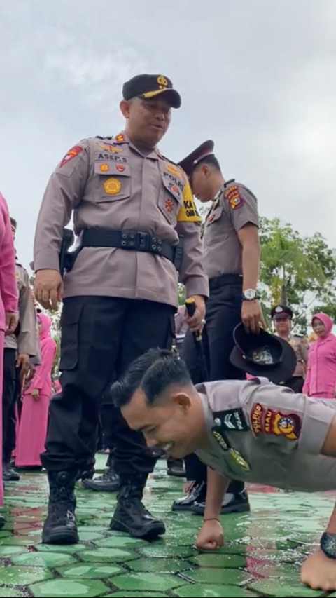 ⁠2 Bintara Polri Dihukum Komandan Gara-Gara Naik Pangkat Belum Didampingi Bhayangkari 'Jangan Kumis Saja Ditebalin'<br>