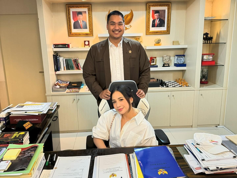 Momen Raffi Ahmad Main ke Ruang Kerja Menpora, Nagita Terkejut Ada Pisang 'Pak Menteri Lagi Diet ya'