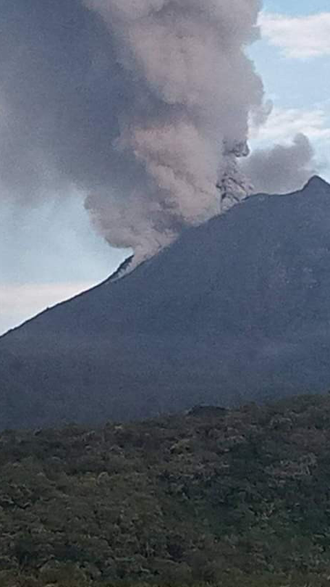 Terdampak Abu Vulkanik Gunung Lewotobi Laki-Laki, Bandara Gewayantana Flores Timur Ditutup<br>