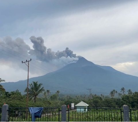 Terdampak Abu Vulkanik Gunung Lewotobi Laki-Laki, Bandara Gewayantana Flores Timur Ditutup