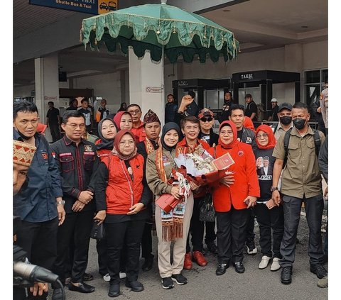 Potret Sporty Style Siti Atikoh Pakai Jaket Bomber Saat Safari Politik di Lampung