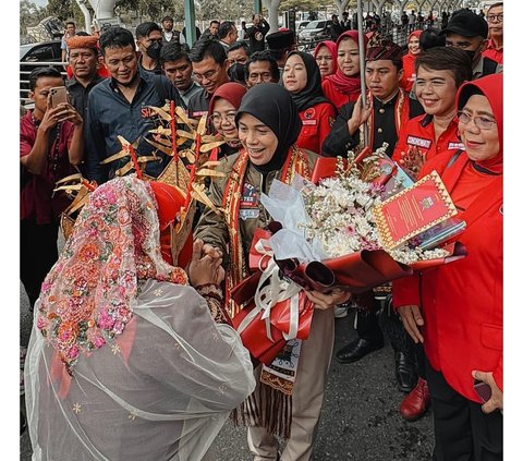 Potret Sporty Style Siti Atikoh Pakai Jaket Bomber Saat Safari Politik di Lampung