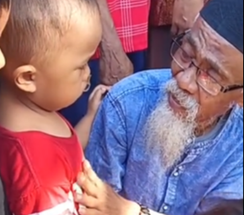 Momen Pilu Bocah Menangis di Pemakaman Ibunya, Aksi Kakek Coba Menenangkan Bikin Haru