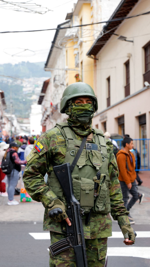 Tak main-main, tentara yang diterjunkan tampil dalam pakaian lengkap dengan mengenakan rompi hingga helm anti peluru serta senapan serbu.<br>(REUTERS/Karen Toro)<br>
