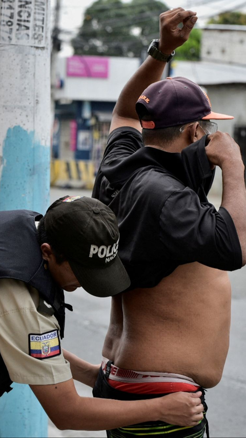 Razia yang mengarah pada orang-orang mencurigakan itu dilakukan oleh pasukan polisi yang bekerja sama dengan militer Ekuador. (REUTERS/Karen Toro)