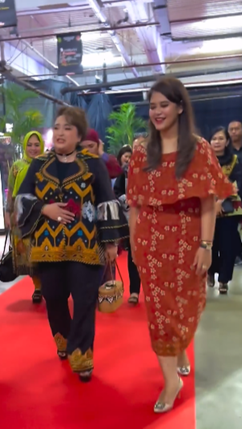 Kahiyang Ayu Tampil Elegan