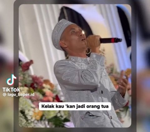 Momen Ayah Nyanyikan Lagu ‘Saat Kau Telah Mengerti’ di Pernikahan Putrinya Ini Viral, Bikin Haru