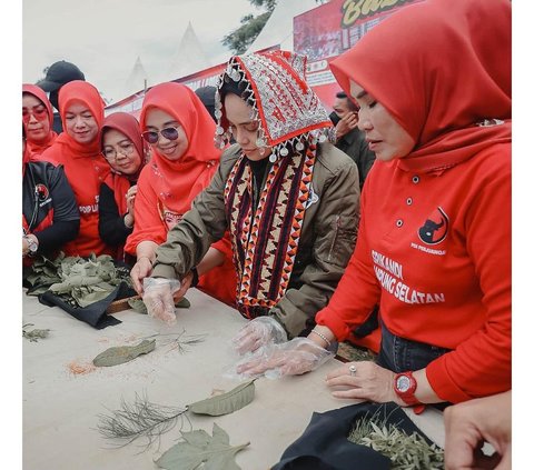 Potret Sporty Style Siti Atikoh Pakai Jaket Bomber Saat Safari Politik di Lampung