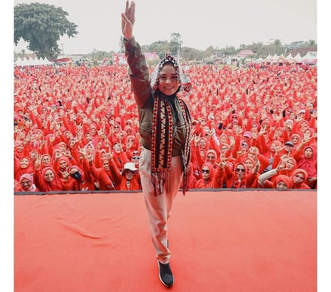 Potret Sporty Style Siti Atikoh Pakai Jaket Bomber Saat Safari Politik di Lampung