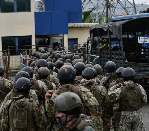 Geng Bersenjata di Ekuador Serbu Stasiun TV Saat Siaran Langsung, Karyawan Diborgol dan Ditodong Pistol