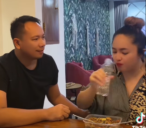 Vicky Prasetyo Shows Romantic Attitude and Deadly Flirting, Marshanda is Asked to Be Careful