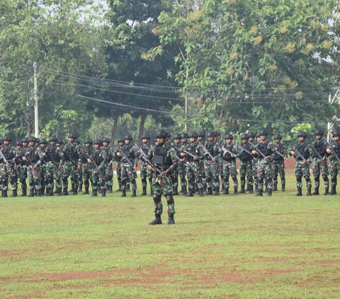 Ratusan prajurit berbaret oranye serta berhelm tersebut pun nampak berbaris di lapangan apel Mayonko 467 Kopasgat.