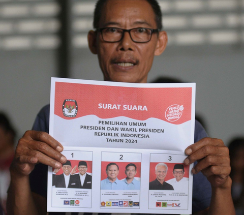 Pekerja memperlihatkan contoh surat suara capres dan cawapres untuk Pilpres 2024 yang akan dilipat di sebuah gudang di Kawasan Industri  Pulogadung, Jakarta, Rabu (10/1/2024).