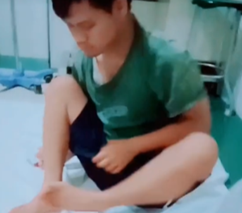 Beredar sebuah video menyentuh hati dari seorang anak pengidap down syndrome yang dengan tulus menjaga sang Ibu yang sedang dirawat di rumah sakit.<br>