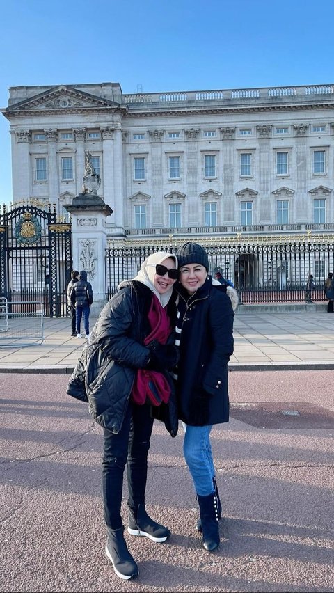 10 Potret Liburan Mama Rieta dan Desiree Tarigan di London, Gayanya Hits