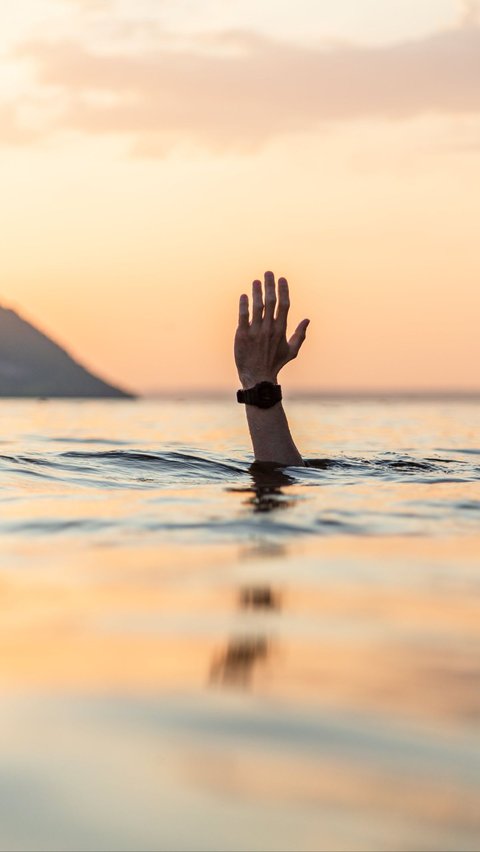 9 Arti Mimpi Tenggelam di Laut Tapi Selamat, Pertanda Terjebak dalam Situasi Sulit