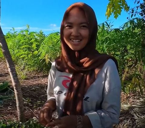 Putuskan Berhenti Sekolah Demi Bantu Ortu Berkebun, Kisah Gadis Transmigran Asal Wonosobo Ini Curi Perhatian