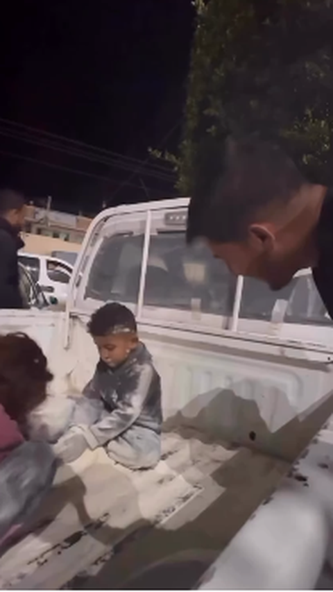 Momen Pilu Anak-anak Palestina Kumpulkan Tepung Sisa di Mobil Pengangkut Makanan, Berharap Bisa Buat Roti di Tenda <br>