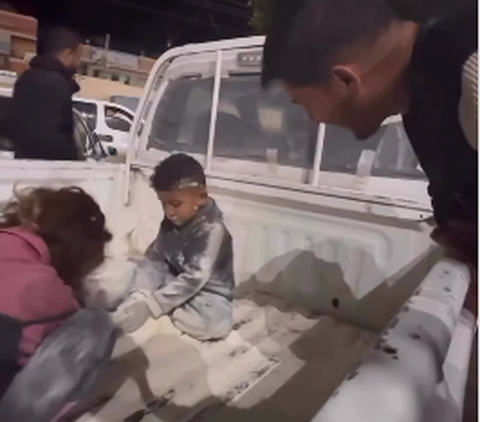Momen Pilu Anak-anak Palestina Kumpulkan Tepung Sisa di Mobil Pengangkut Makanan, Berharap Bisa Buat Roti di Tenda