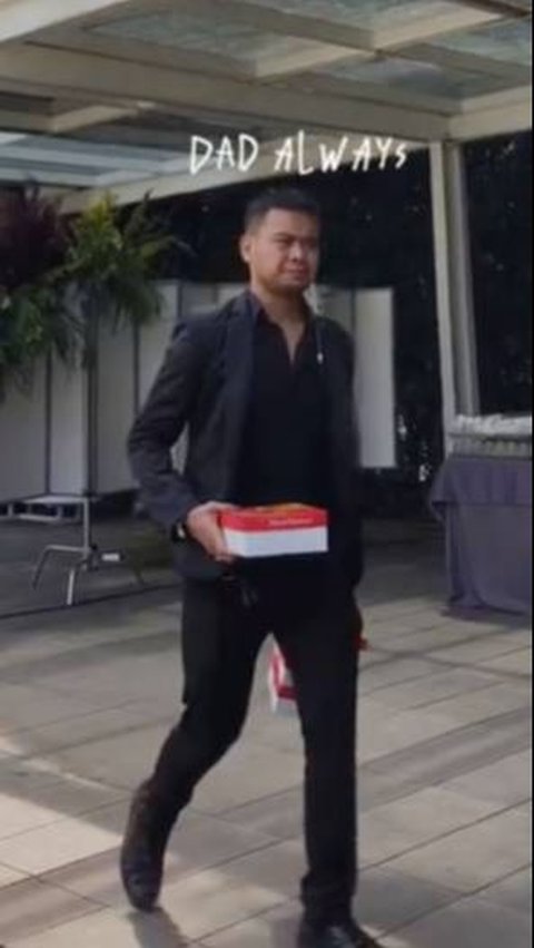 Reza is not ashamed to carry a boxed lunch in the middle of the event.