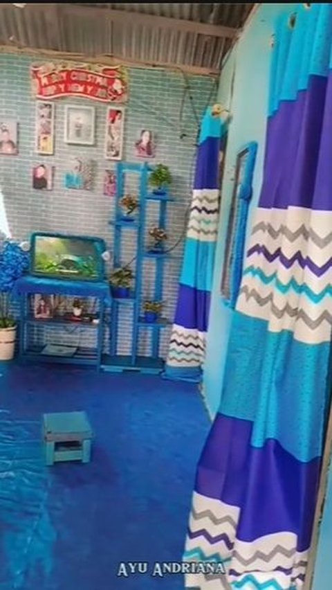 Di dalam rumah tersebut banyak sekali perabotan warna biru