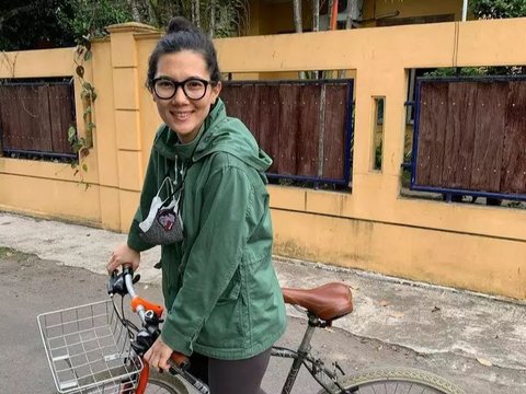 Potret Kesederhaan Istri Eross Sheila on 7, Sarah Diorita Ibu Rumah Tangga yang Serba Bisa