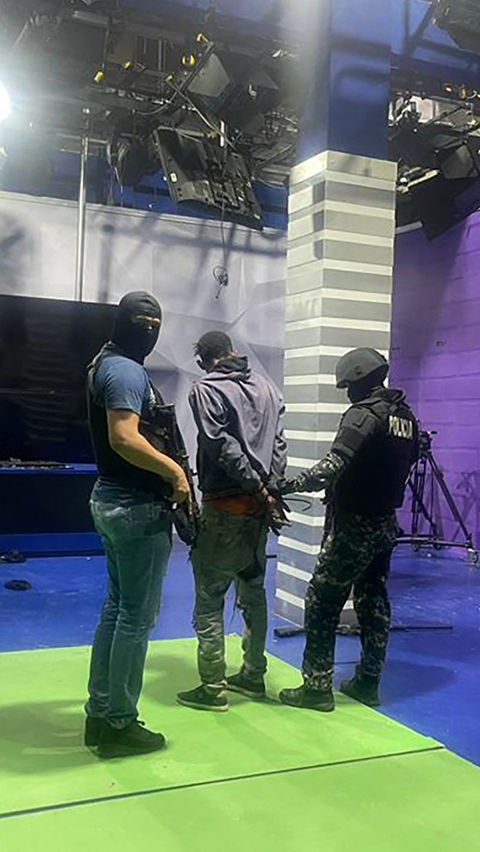 FOTO: Detik-Detik Geng Bersenjata Menyerbu Studio Televisi yang Sedang Siaran Langsung hingga Berakhir Ditangkap Polisi Ekuador