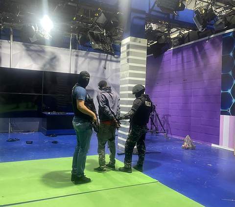 Momen penyerbuan geng bersenjata ke salah satu kantor stasiun televisi di Ekuador, TC Television yang sedang melakukan siaran langsung telah menghebohkan publik dunia. Insiden penyerbuan itu heboh setelah terekam kamera televisi yang sedang live.<br>(STRINGER / AFP)<br>