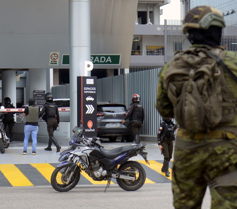 FOTO: Detik-Detik Geng Bersenjata Menyerbu Studio Televisi yang Sedang Siaran Langsung hingga Berakhir Ditangkap Polisi Ekuador