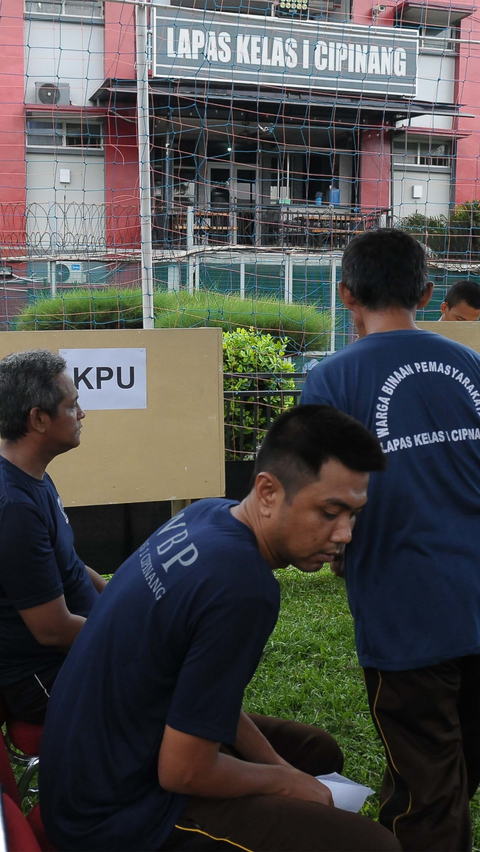 Warga Binaan Pemasyarakatan (WBP) saat mengikuti simulasi pelaksanaan Pemilu 2024 di Lapas Kelas 1 Cipinang, Jakarta, Rabu (10/1/2024).<br>(merdeka.com/Imam Buhori)<br>