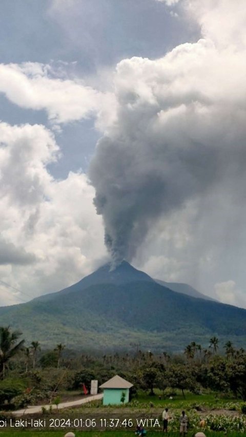 FOTO: Penampakan Erupsi Gunung Lewotobi di NTT, Abu Vulkanik Menyembur dari 5 Lubang