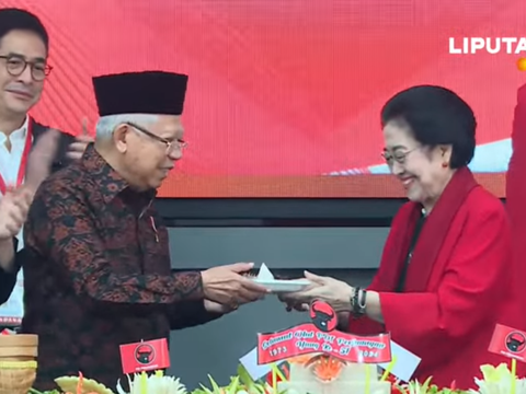 Ma'ruf Amin's Three-Finger Style at the PDIP Anniversary, Received the First Slice of Tumpeng from Megawati