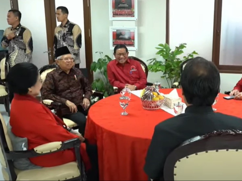 Ma'ruf Amin's Three-Finger Style at PDIP Anniversary, Receives First Tumpeng Cutting from Megawati