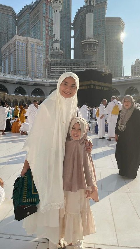 Gaya Kerudung Brie Putri Acha Septriasa saat Umrah, Gemesin Banget!